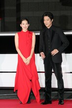 左から綾瀬はるか、堤真一。