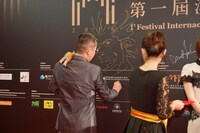 イラストを描く高橋のぼる。