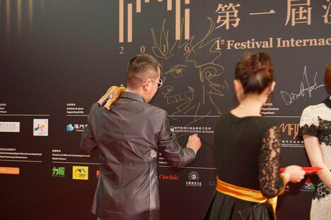 イラストを描く高橋のぼる。