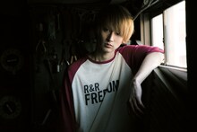 「Please Please Please」より、佐藤永典。