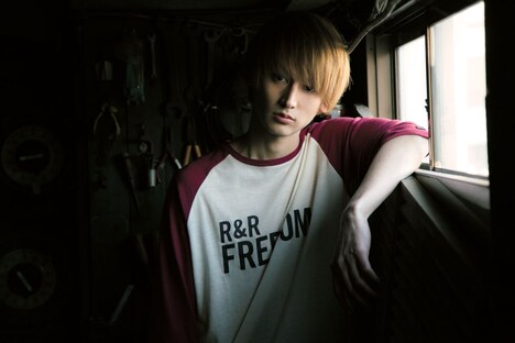 「Please Please Please」より、佐藤永典。