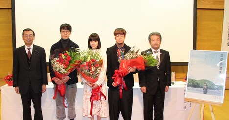 「恋愛奇譚集」完成披露試写会の様子。