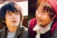 「しゃぼん玉」より伊豆見翔人役の林遣都（左）、スマ役の市原悦子（右）。