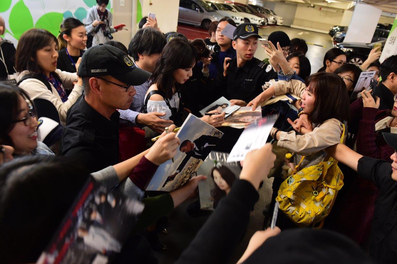 「デスノート Light up the NEW world」香港イッキ見上映会にて、ファンサービスをする戸田恵梨香（中央）。