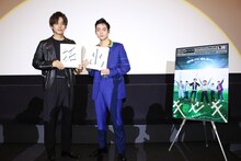 左から松坂桃李、菅田将暉。