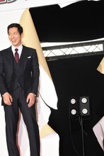 紙を破って登場した佐々木蔵之介。