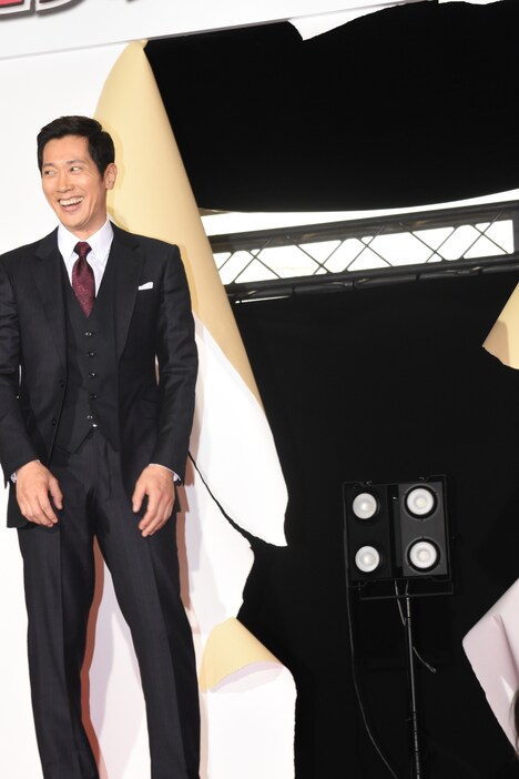 紙を破って登場した佐々木蔵之介。