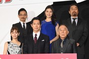 上段左から監督の小林聖太郎、橋本マナミ、原作者の黒川博行。下段左から北川景子、佐々木蔵之介、橋爪功。