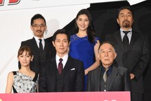 上段左から監督の小林聖太郎、橋本マナミ、原作者の黒川博行。下段左から北川景子、佐々木蔵之介、橋爪功。