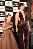 左からエヴァ・アンダーソン、ミラ・ジョヴォヴィッチ。