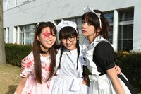 「ReLIFE リライフ」メイキングカット。左から岡崎紗絵、平祐奈、池田エライザ。