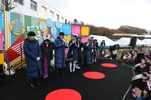 「ReLIFE リライフ」撮影後ステージに上がり、エキストラに感謝を述べるキャストたち。