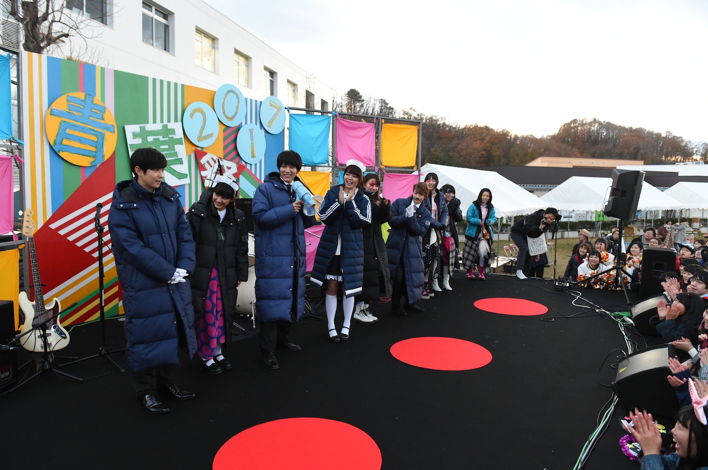 「ReLIFE リライフ」撮影後ステージに上がり、エキストラに感謝を述べるキャストたち。