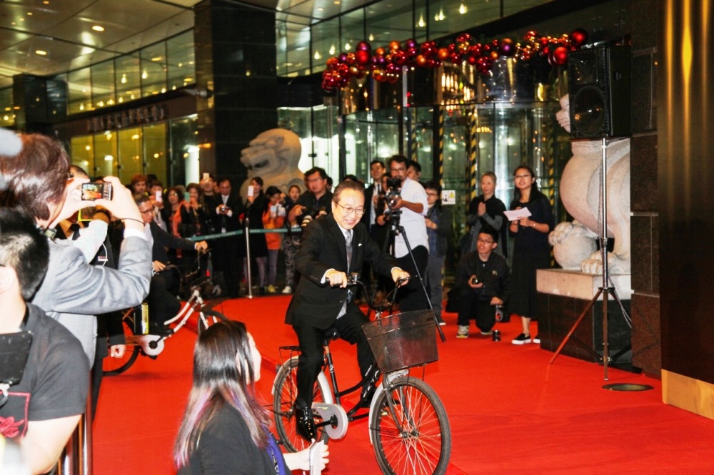 レッドカーペットに自転車でさっそうと登場した小日向文世（中央）。