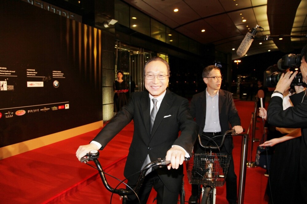 「サバイバルファミリー」小日向文世＆矢口史靖、マカオ映画祭に自転車で登場