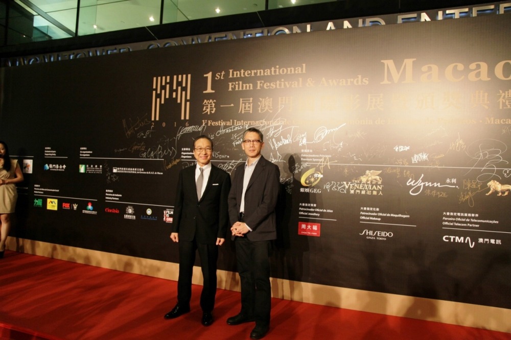 第1回マカオ国際映画祭に参加した小日向文世（左）、矢口史靖（右）。