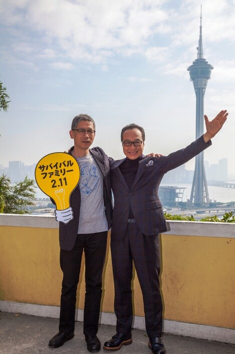 マカオタワーをバックに写真に収まる矢口史靖（左）、小日向文世（右）。