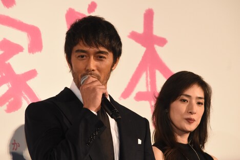 左から阿部寛、天海祐希。