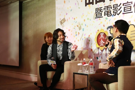 楽しげにMCと会話を交わす山田孝之（中央）。