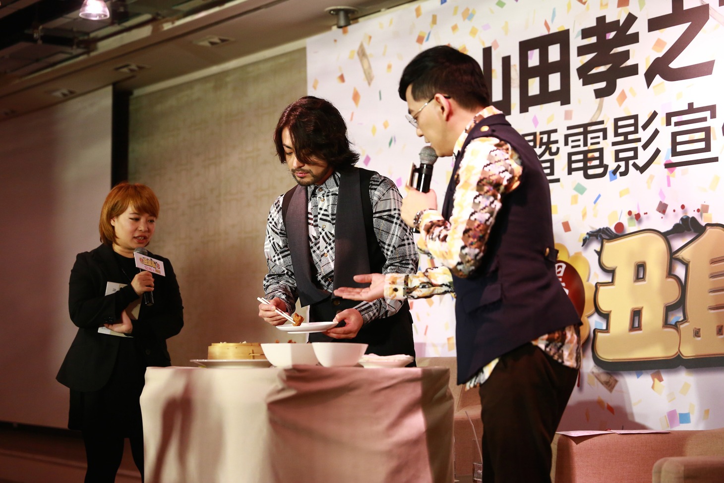 台湾名物を試食する山田孝之（中央）。