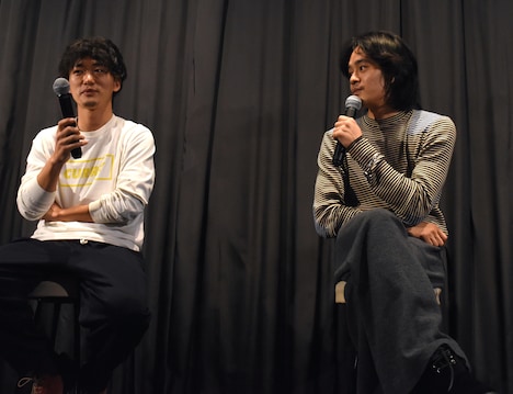 池松壮亮（右）からプレゼントされたTシャツを着てイベントに臨んだ松居大悟（左）。