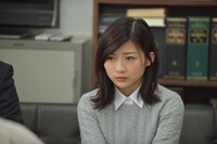 綾子の里子で看護師の鞠谷明日実を演じる伊藤沙莉。