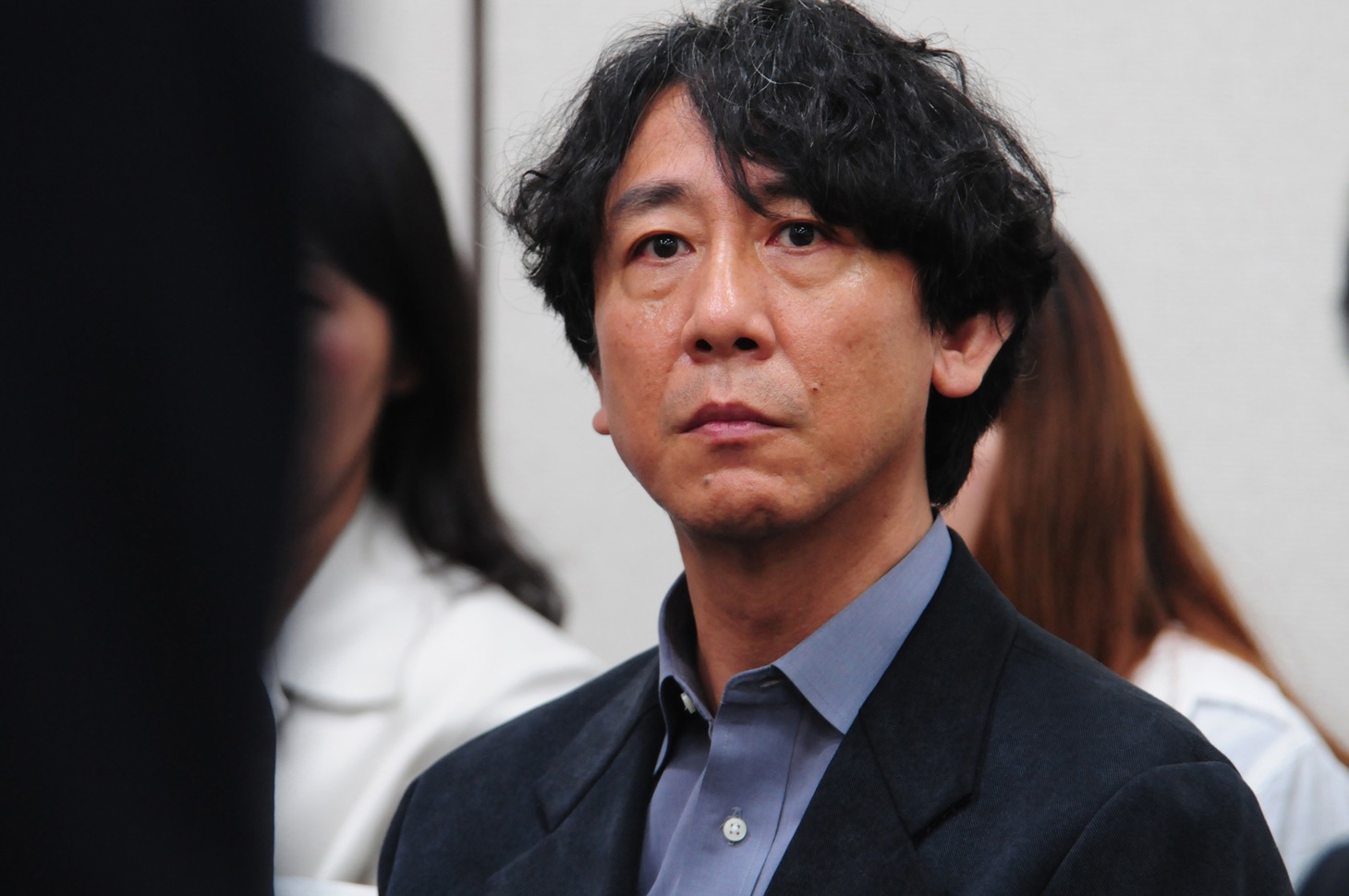 フリージャーナリストの本橋信博を演じる利重剛。