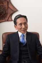 生田波洞研究所・所長の生田友親を演じる矢島健一。