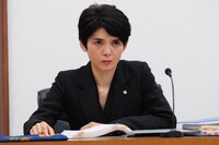 検察官の森永早苗を演じる占部房子。
