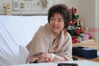北斗と明日実の里親・近藤綾子を演じる宮本信子。