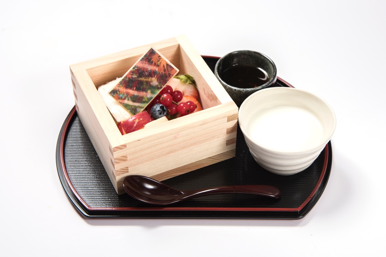 「秋の糸守ムース 甘酒付き」（1274円）
