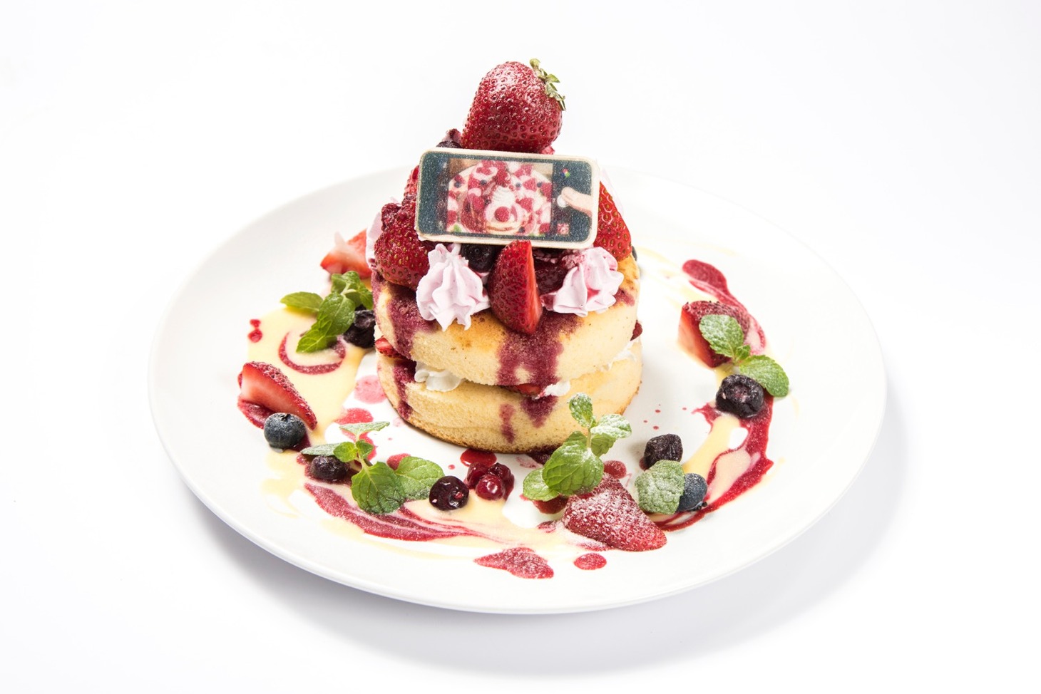 「瀧と入れ替わった三葉も思わず写真を撮りたくなったパンケーキ」（1598円）