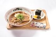 「ラーメン屋吉野のラーメン」場面カットカード付き（1274円）