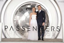 「パッセンジャー」ワールドプレミアにて、左からジェニファー・ローレンス、クリス・プラット。