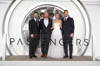 「パッセンジャー」ワールドプレミアにて、左からマイケル・シーン、モルテン・ティルドゥム、ジェニファー・ローレンス、クリス・プラット。