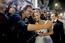 ファンサービスに応じるジェニファー・ローレンス。