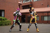 左から仮面ライダーゴースト エグゼイド魂、仮面ライダーエグゼイド ゴーストゲーマー レベル2。