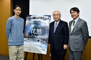 左から窪塚洋介、細川正義教授、山根道公教授。