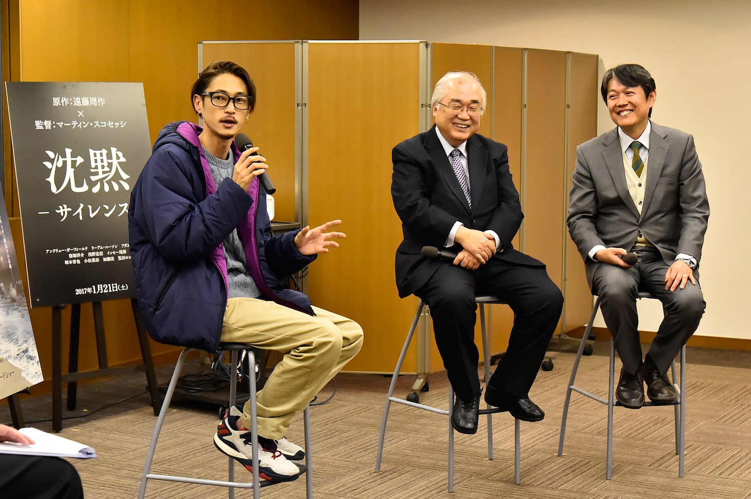 左から窪塚洋介、細川正義教授、山根道公教授。