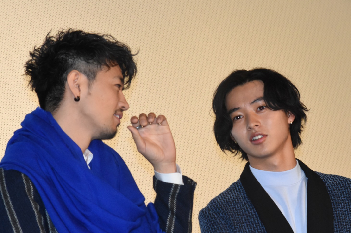 左から斎藤工、山崎賢人。
