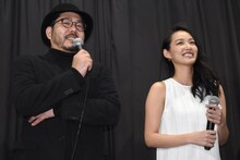 左から塩田明彦、間宮夕貴。