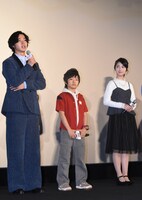 左から山崎賢人、南出凌嘉、浜辺美波。