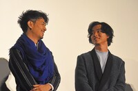 左から斎藤工、山崎賢人。