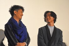 左から斎藤工、山崎賢人。