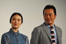 左から武井咲、遠藤憲一。