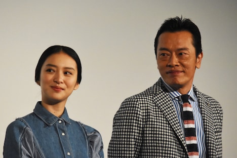 左から武井咲、遠藤憲一。