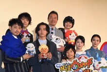 上段左から日野晃博、遠藤憲一、小桜エツコ。下段左から斎藤工、山崎賢人、南出凌嘉、浜辺美波、武井咲。