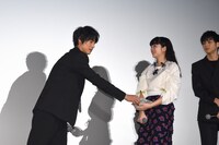 涙が止まらない小松菜奈（右）に、持参したハンカチを手渡す福士蒼汰（左）。