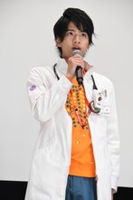 「患者の運命は、俺が変える！」と決めゼリフを披露した飯島寛騎。