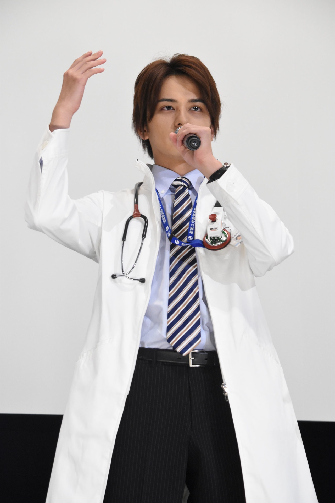 オペ風に「ゲーマドライバー、ライダーガシャット」と唱える瀬戸利樹。